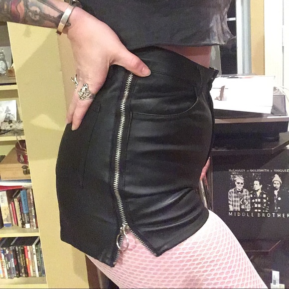 UNIF black leather shorts zip o ring - Picture 3 of 7